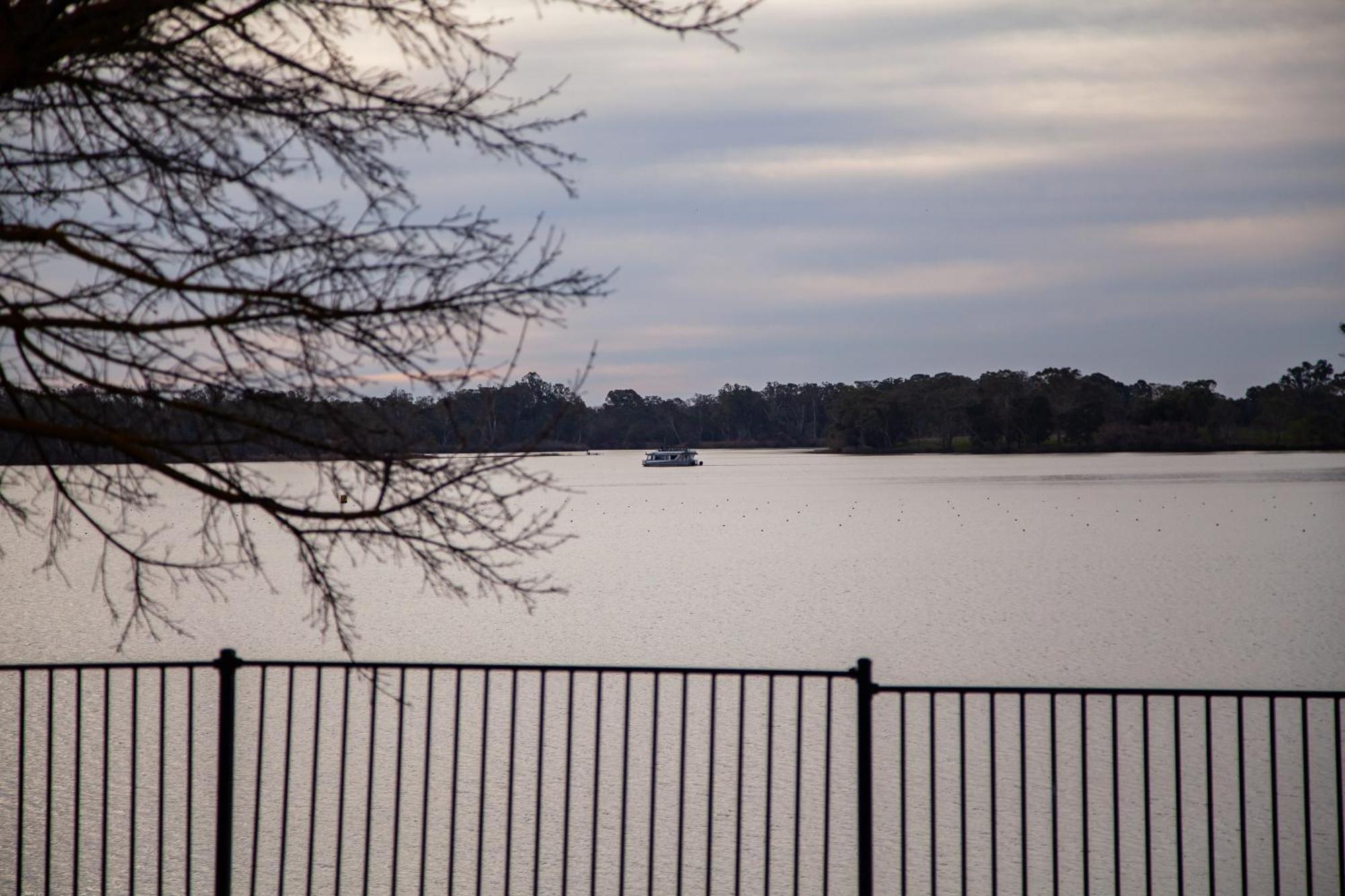 Nagambie Waterfront Motel Ngoại thất bức ảnh